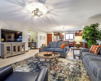 Winter Special w/Indoor Parking in Unique New Glarus, see details below. - New Glarus - Sala de estar