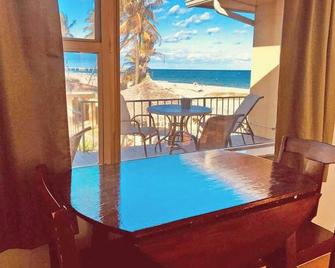 Two double bed studio with full kitchen on 2nd floor . - Pompano Beach