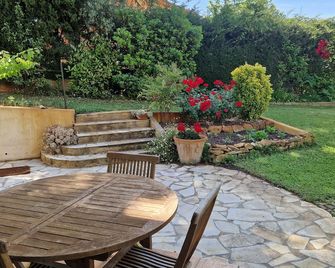 Welcome to Provence! T2 air-conditioned, 70 m2, secure parking, garden with trees WIFI - Gémenos - Innenhof