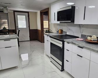 Newly refurbished 3-bedroom house with AC in growing Crosby. - Crosby - Cocina