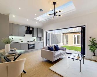 Brand New Luxury 2-Bed Apartment In Lond - London - Living room