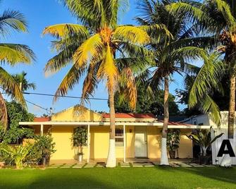 A small, private bedroom & bathroom Little Havana in Miami A1 - Miami - Building