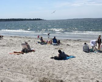 Welcome To Salty Breezes 2/Bd Cottage Located At Tween Waters - Scarborough - Beach