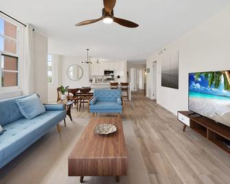 Fully Renovated Condo with and Extraordinary view! - Aventura - Living room