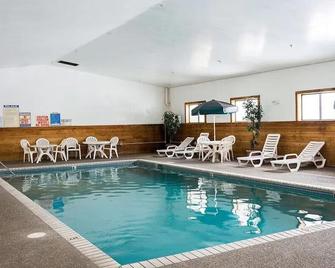 Norwood Inn Roseville - Roseville - Piscina