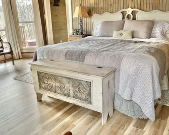 Buffalo River Farmhouse--Access to the river is just 2 miles past the farmhouse - Jasper - Bedroom