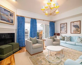 Lakeside Landing Spacious Comfort Near Downtown - North Charleston - Living room