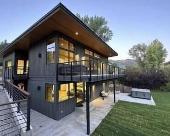 Rio Vista Telluride w/ hot tub! - Placerville - Building