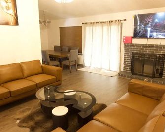 Newly Renovated Peaceful Home in Ceres - Ceres - Living room