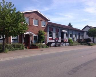 Apartment (100 sqm) in a historic building with good facilities near the North Sea - Süderlügum - Edificio