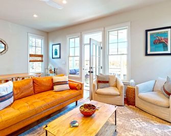 Carlton Landing Vacation Home with EV Charging - Eufaula - Living room