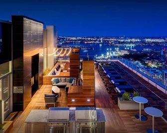 Ideal North Station Studio w/ W/D & Gym, near TD Garden, by Blueground - Boston - Balcone