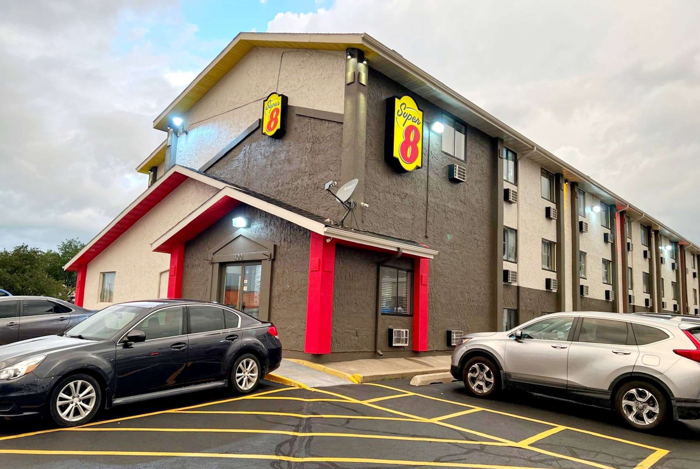 Super 8 by Wyndham Cedar Rapids - סידר ראפידס - בניין