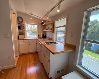 Cozy and bright shoreline studio apartment - walk to beach and row to boat - North Kingstown - Kitchen
