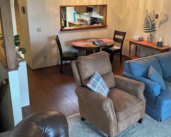 Ocean View Duplex Apartment Furnished - Sitka - Obývací pokoj