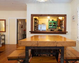 Quietside Quarterdeck Dual King Wings, Bunk Room, Fire Patio & Pet-Friendly - Southwest Harbor - Eetruimte