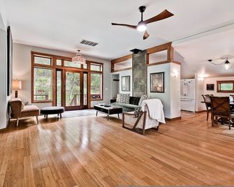 Whispering Hollow - Eureka Springs - Sala de estar