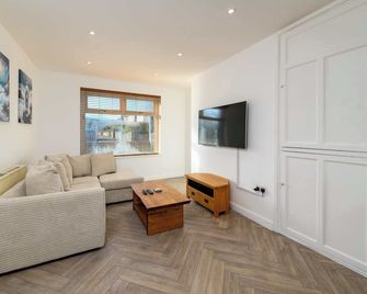 3 Bedroom Spacious and Homely Welsh Retreat - Brecon - Living room