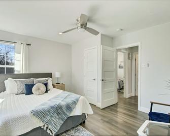 5 mi to Downtown! Backyard! Near DFW Airport! Long Stay Discounts! King Bed! - Dallas - Bedroom