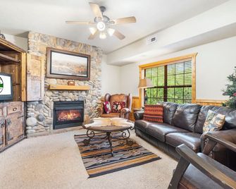 Jetted Tub and Screened Balcony Escape - Charming Spacious Cabin - Branson - Living room