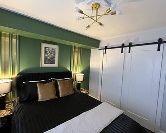 Black sheep cottage! Charming 1 bedroom cottage in peaceful West Allis - West Allis - Bedroom