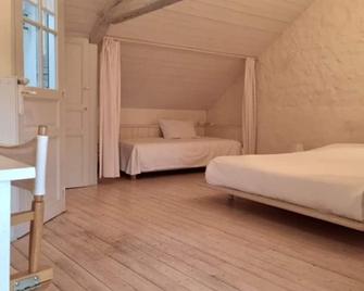 Charming 17th Century House with Modern Comforts, Large Garden, Garage, and Outdoor Activities - Saint-Calais - Bedroom