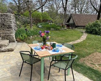 Le Dolmen, charme sport et détente - Cajarc - Patio