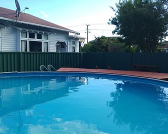 Redwood Lodge Motel - Levin - Pool