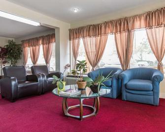 Rodeway Inn & Suites - Marietta - Living room