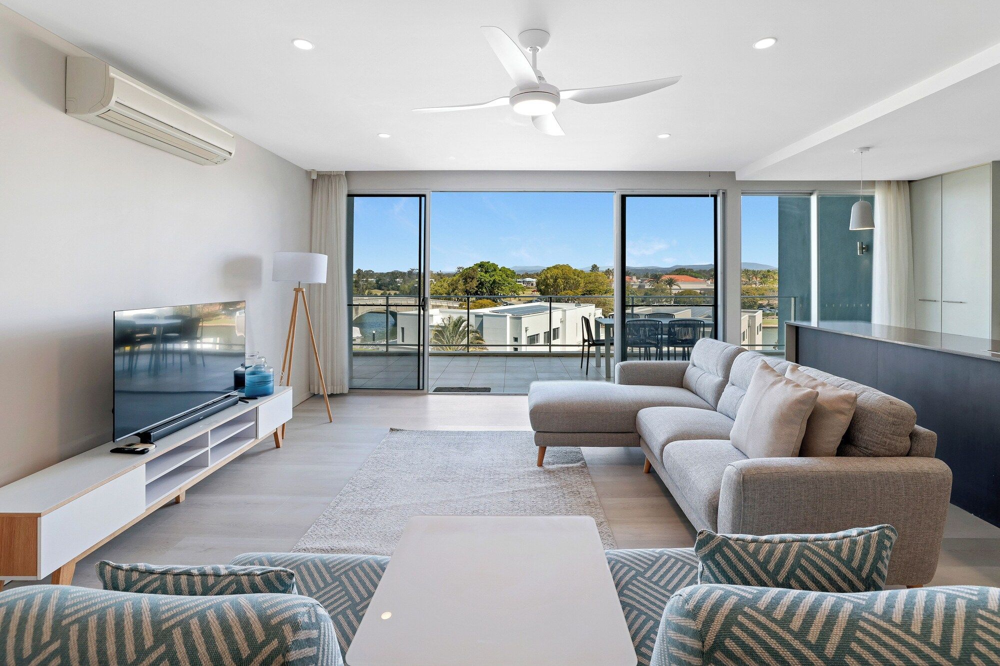 Azzura Greens Resort - Hope Island - Living room