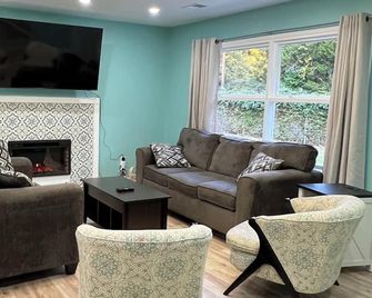 5 Br King Beds Game Room Yard Family Home Explore DC Quantico Stafford - Stafford - Sala de estar
