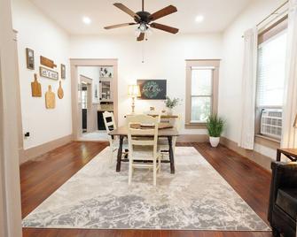 Peaceful and centrally located 2-bedroom house with AC and WiFi in Hillsboro - Hillsboro - Eetruimte