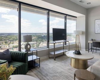 Downtown Birmingham Apartments by Landing - Birmingham - Living room