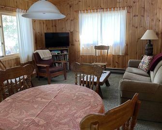 Cozy Cabin/House with Private Pond and 7KM of Skiing/Hiking Trails - Big Sky - Living room