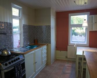 Brynsior, Chalet on the hill in Goodwick with stunning sea views - Fishguard - Kitchen