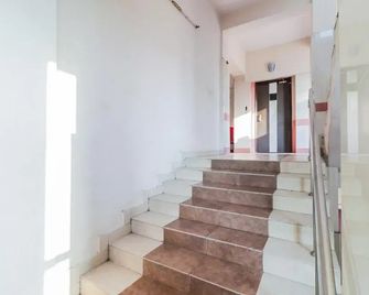 Super Hotel O Parnasala Princely - Rājahmundry - Trappen