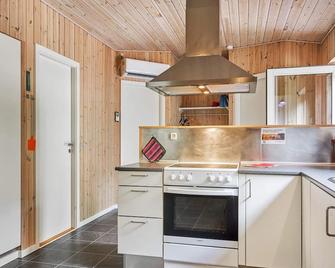 6 person holiday home in Thyholm - Sindrup - Cocina