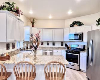 New home, close to skiing, hunting, rodeos, hiking. Fenced yard, pet friendly. - Darby - Cocina