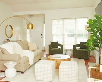 Greenside Getaway | Pet Friendly with Yard, Firepit, WiFi & Netflix - Grovetown - Wohnzimmer