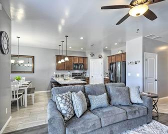 Bellemont Home ~ 12 Mi to Flagstaff! - Bellemont - Living room
