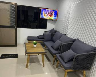 Larger and Comfortable Stay in the Heart of Labasa Town - Labasa - Wohnzimmer