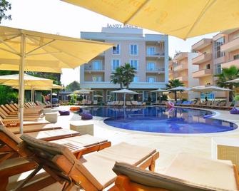 Sandy Beach Resort - Golem - Piscina