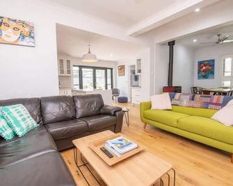 Red Door Cottage Heritage Home Heart of Orange - Orange - Living room