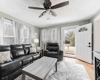 Uptown Cottage\ - Lexington - Wohnzimmer