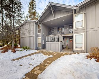 Dog-Friendly Sunriver condo with deck, bikes & 6 SHARC passes - Sunriver - Edificio
