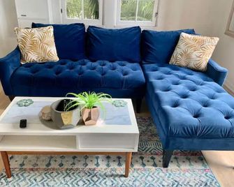 Stylish Beachside. Parking.Views. Frontofbdg. - San Pedro - Living room