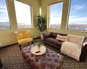 906 · Stunning Views | Hi-Rise Corner Unit | Near Disney - Santa Ana - Living room