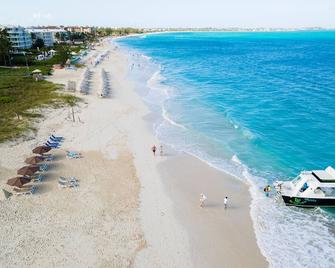 Family Suite - 4 Queen Beds - Pool, Bicycles, Tci Assured - Walk To Beach - The Bight Settlements