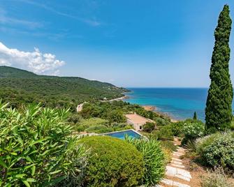Facing the sea, air-conditioned villa for 10 people, with spa and secure heated pool - Conca - Vista del exterior