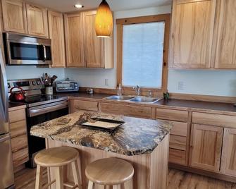 Little Bear Cabin-Dog Friendly,Close to Winthrop's Downtown and Ski Trailhead! - Winthrop - Kitchen